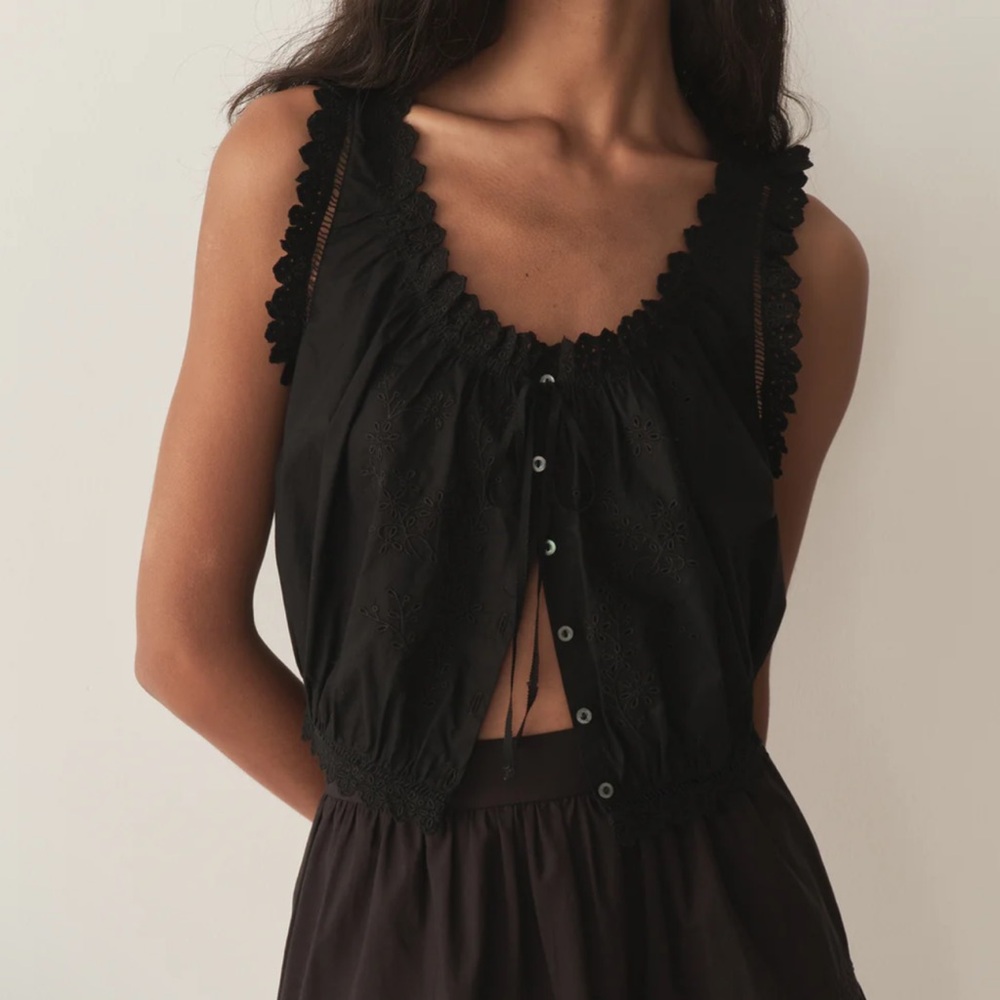 Doen Black Eyelet Lace Trim Sleeveless Blouse